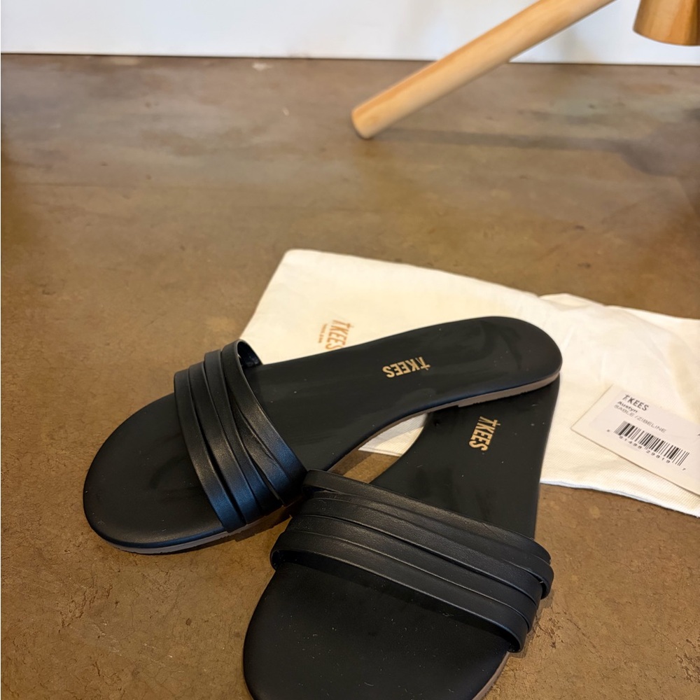 NWT TKEES Black Slide Sandals (size 9)